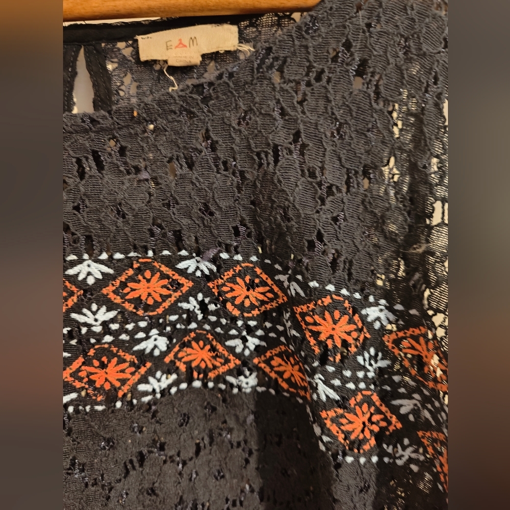 Lace Crop Top - Picture 2 of 5